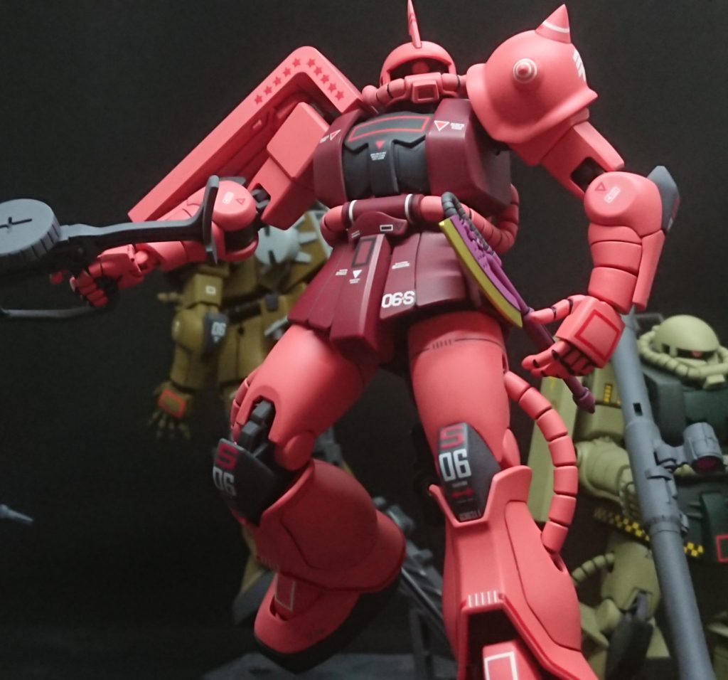 ヒートホーク装備。キットではジョイントパーツを介して刃を後ろ向きに装備させます。この方式は旧キットの頃からある解釈なのですが、ヒートホーク自体は高機動型ザクのモノで、本体側の穴の大きさも共通ですから、このように高機動型ザク同様、ヒートホークの突起を差し込んで刃を前向きに直接接続することが可能です。ガンダムの設定上ではヒートホーク自体に接続用のジョイントがあり、それをサイドアーマーのスリットに差し込んで刃を前向きに装備することになっているので、こっちの方がアニメの設定に近いっちゃ近いです。作中でシャアが使ってたヒートホークは後の一般のザクのモノより赤みがかって見えたので、ＭＳパープルにシャアレッドを混ぜて赤みを増した感じにしてみたのですが・・・普通のヒートホークにもちょうど良さそうな色合いに 