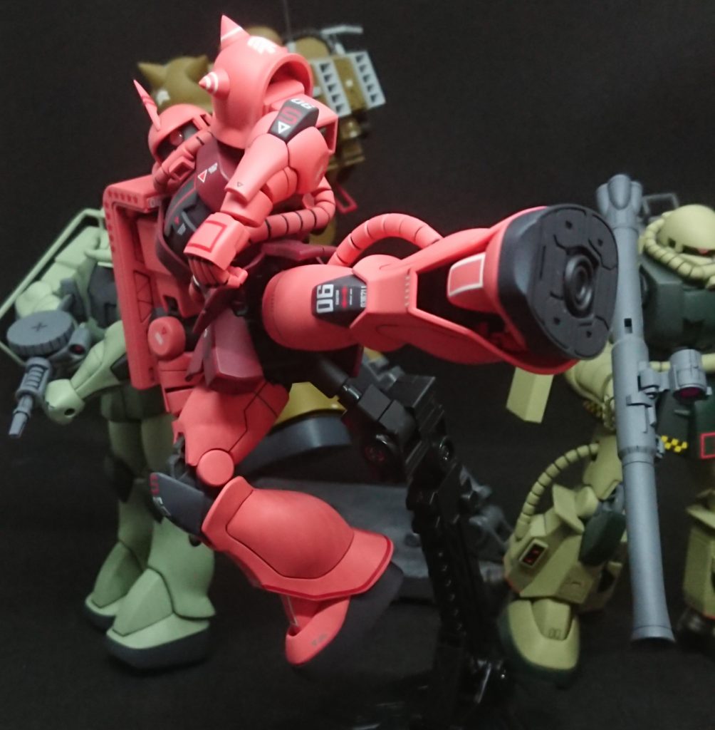 シャアザクと言えばその２、キック！恐らくこれのためであろう全身過剰気味な可動範囲を生かしてキックも楽々可能。・・・ただその分構造が見た目よりかなり複雑で。かつ可動部位のクリアランスが結構タイトなため、塗装するときはすり合わせが見た目のイメージより手間ですね。正直飛び蹴りポーズや武器の保持にしてもちょっと空回りしてる感があり、可動重視方向に偏重しすぎではないかと感じるところがありました。可動の多さそのものが目的化してるというか…ちなみに膝アーマーの下のほうなのでが、ＭＳＶ掲載の画稿だと字が潰れて何が書いてるのか分からなかったのですが、双葉社がだした「ＭＳＶ ザ・ファースト」という書籍でより高画質な画稿が掲載され、036211と書かれてるのがわかったので、ガンダムデカールジオン軍ＭＳ用③のちっちゃいナンバーデカールを切り貼りして再現しています 