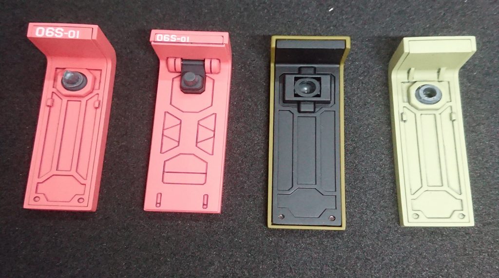 メイン画像との違い。それはシールドです。右から「HGUC高機動型ザク」「HGUC量産型ザク」「リバイブシャア専用ザク」です。前述しましたがHGUCのザクシリーズやMG2.0は大まかなディテール解釈が共通しているおり、足の裏のディテールとかシールド裏のデザインも大体同じ解釈になっています。が、明らかに今回のシャア専用ザクだけが全く解釈が違う。・・・というか表面のハードポイントの穴といいこのディテールは・・・オリジン版だ！そうなんです、なぜかシールドだけ明らかににオリジン版時空なんです。…なぜ？個人的にオリジンと本家宇宙世紀を混ぜて欲しくないってのもあるんですが、ここだけオリジンにする理由がよくわからないかなと。今回のシャアザクは武器ランナーがＨＧＵＣ高機動型ザクの流用で（余談ですが高機動型ザクの武器デザインはＭＧ2.0系とほぼ同じデザイン。ここもＭＧ2.0っぽさを強める要因ですね）、肩のシールドに武器をマウントするジョイントもそのまま入ってるのですが、シールドの造形やサイズが全然違うので使えないパーツと化しています。・・・接続部を新造しなければならないから新規金型にはなるとしても、基本的な造形は高機動型ザクに合わせておけば、デザイン的な共通性もシールドへの武器マウントというプレイバリューも行かせて良かったのでは？と気になりはじめ・・・結局黒い三連星専用ザクから流用したシールドを用意したのが一番左のものです。 