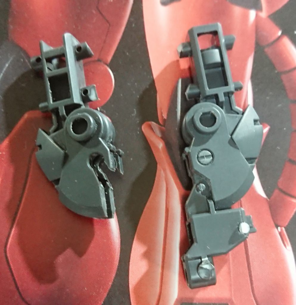 最後に膝関節ですが、画像左の角度でコの字カットをすると外観に影響なく、カット部分もほぼ装甲に隠れる位置になります。 