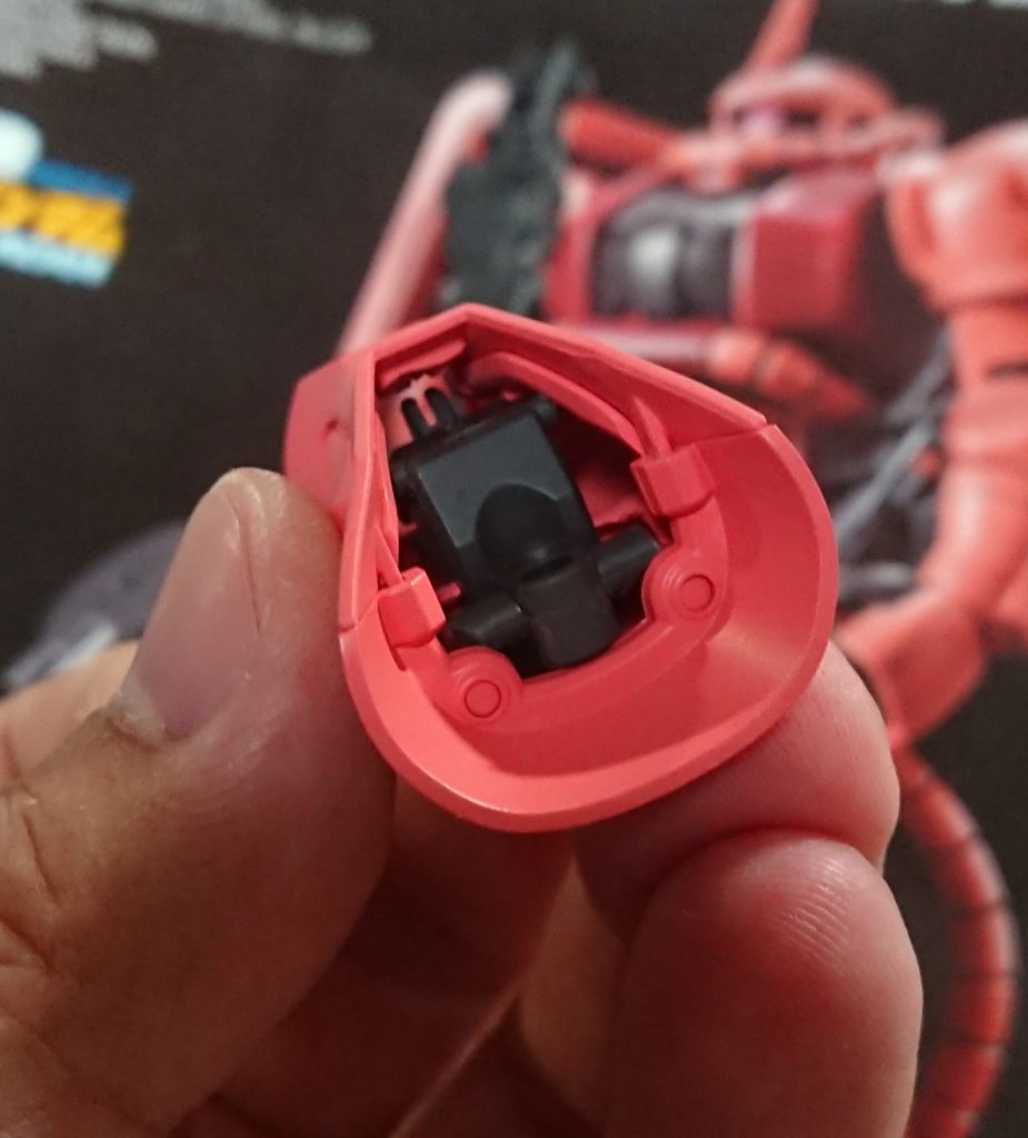 下から脚部フレームを押し込んだところ。傾きがちになるのでまっすぐ入るように角度の微調整をするのと、結構内部もタイトなので、塗装すると凄くきつくなって入らなくなる可能性があります。外装のもフレームも中心あたりはほぼ外から見えないので、その近辺は塗装しないのも手ですね 