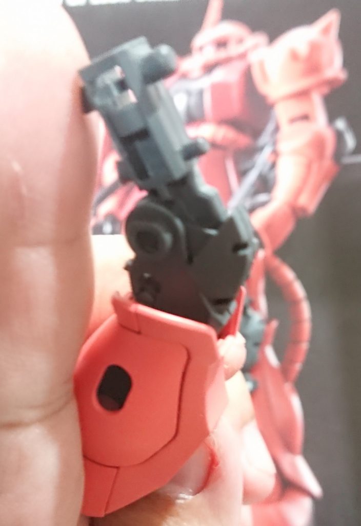 あとは角度を調整して上から押し込み、内部フレームパーツにパチンとはめ込むだけです。圧力で内部フレームが下に抜けそうになるので、下から内部フレームを支えつつ押し込むといいです。 