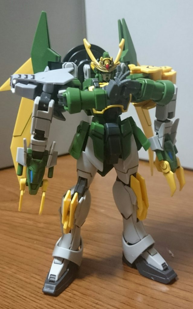 ・ガンダムジーエンアルトロンハンドパーツをキットの物に加え、次元ビルドナックルも使用、また襟と頭部にイエローを追加っス。なお、左肩の虎さんの黒い模様のみシールを貼ってるっス。マーカーと爪楊枝ではさすがに無理が………… ……「トライファングの異名を持つこの俺、タイガーウルフの奥義…!」「喰らえ!必殺…!」