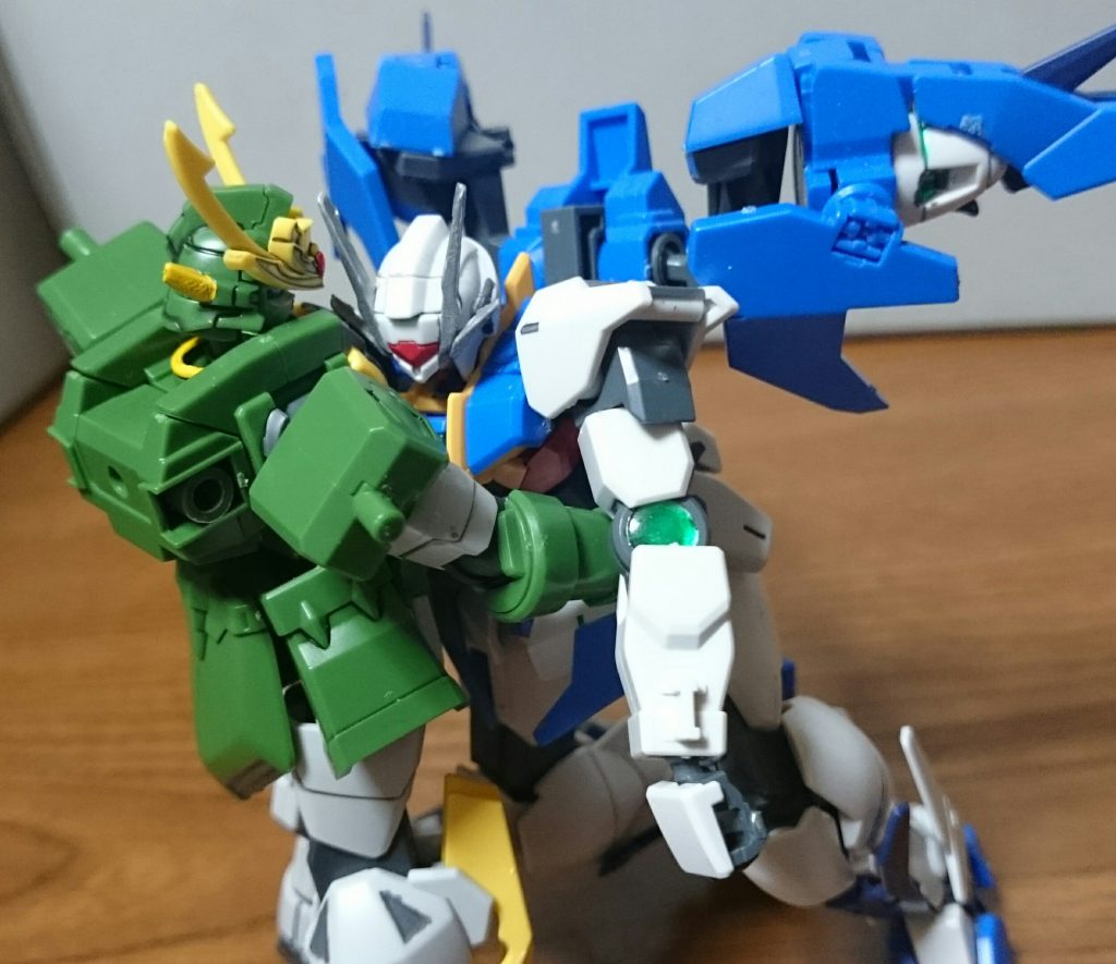 「ダブルオースカイが…!」「遂に、手に入れたか必殺技を」「必殺技…」《FINISH MOVE 01》「これが、俺の…」「すげー技だな。俺の雷神散打を凌駕するとは」「タイガさん…」「強くなったなリク」「恩返し、できましたか!?」「あぁ!?出来てねぇよ!」「必殺技の反動で機体がボロボロじゃねぇか。ガンプラの調整が甘すぎだ。」「お前はまだ道半ば!ガンプラ直して…」「「「「「ア!」」」」」