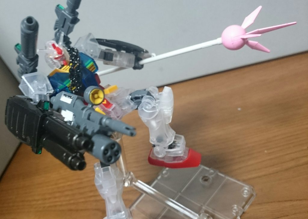 そしてリバイブナナハチに合わせてつくられた武器対応セットも粗方取り付けられるっス!ただEGのハンドパーツではジャベリンは持てないし、EGのライフルにナパームは取り付けることはできないっス