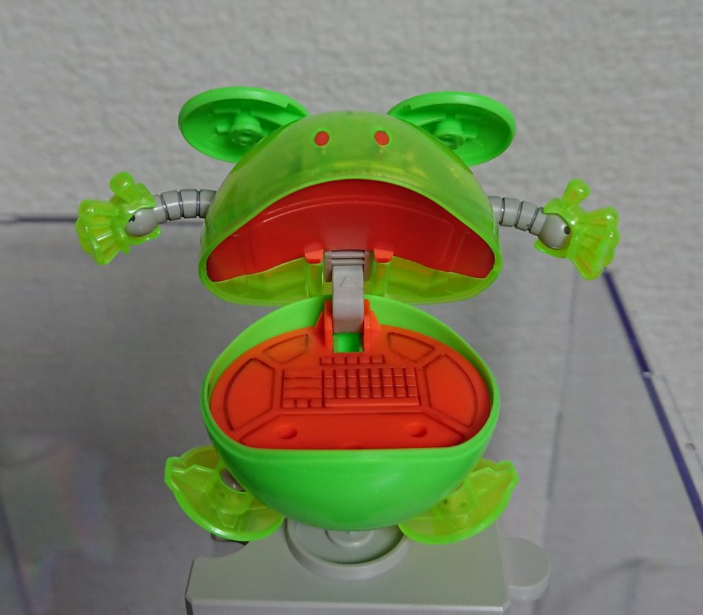 本体は開いて、モールドしっかり入ってます。ただ、上部の後ろ半分にも内側にオレンジのパーツがあればもっと良かったと思います。