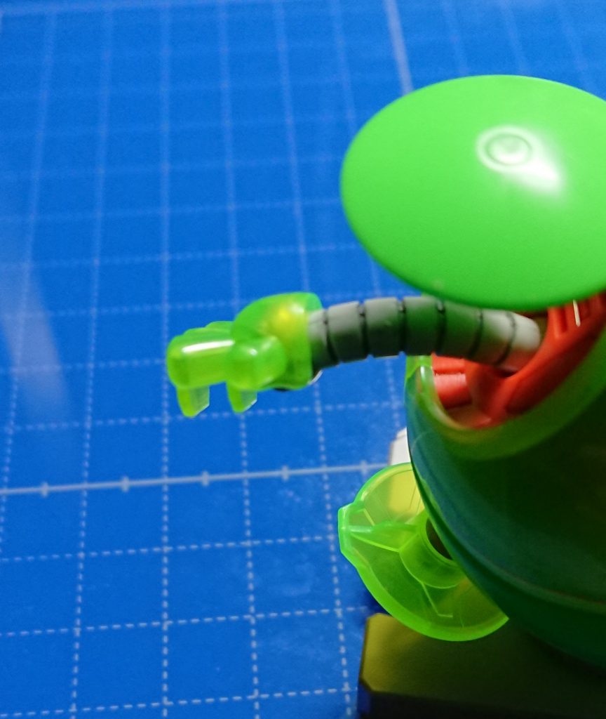 手には何か持たせらせそうな出っ張りがあります。