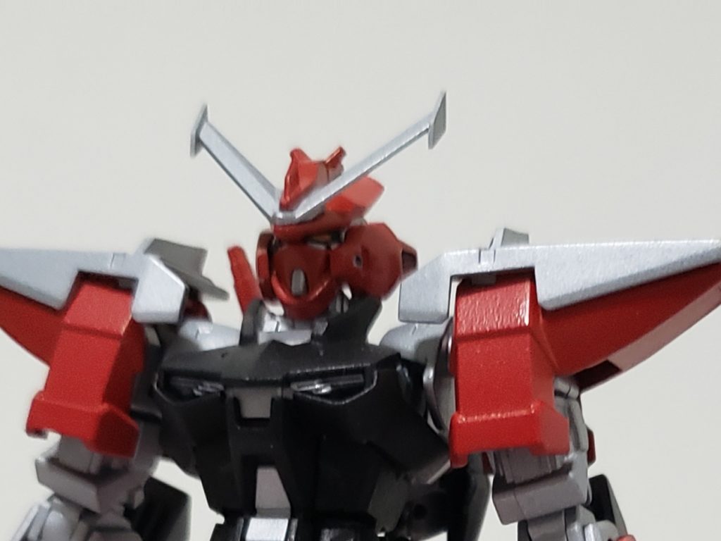 バイクやスポーツカーをイメージソースにしたので、アンテナや肩に翼端板みたいなフィンをつけてます。