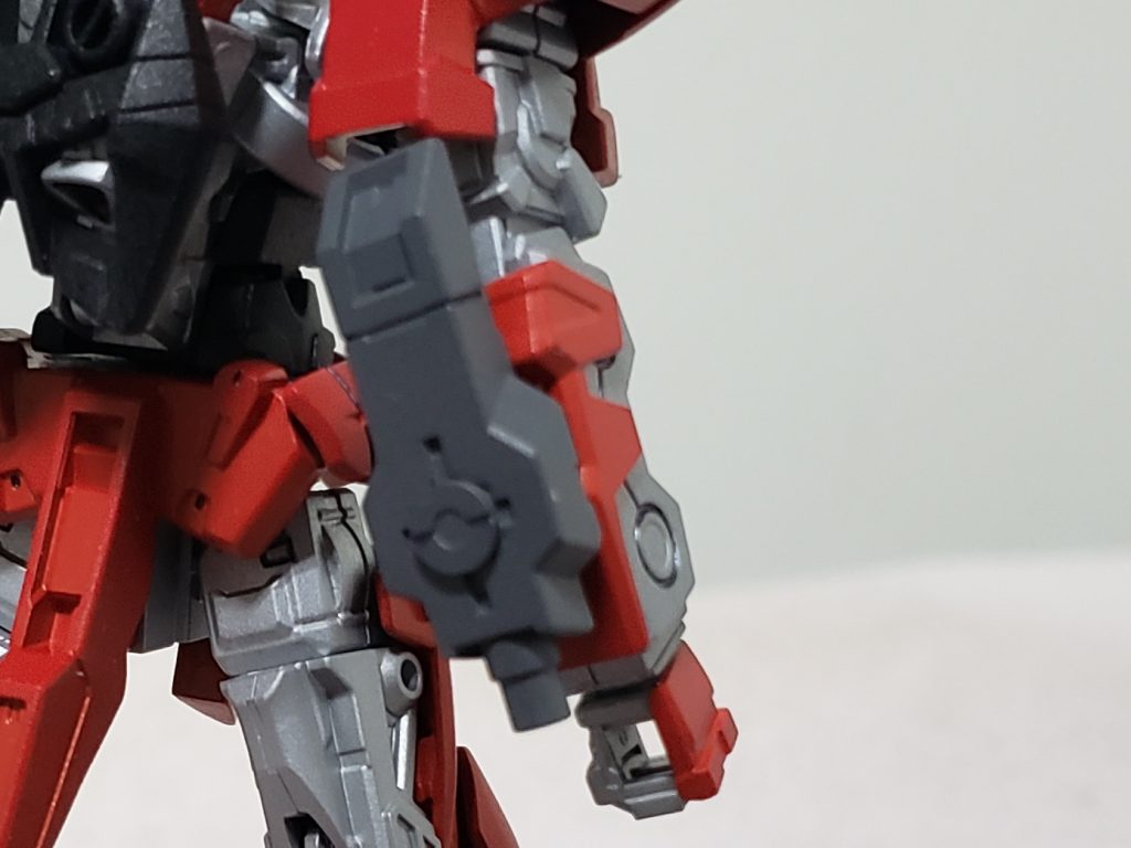 両腕についている武装「ツインカム」はビームガンとビームサーベルを兼用した万能武装という設定。