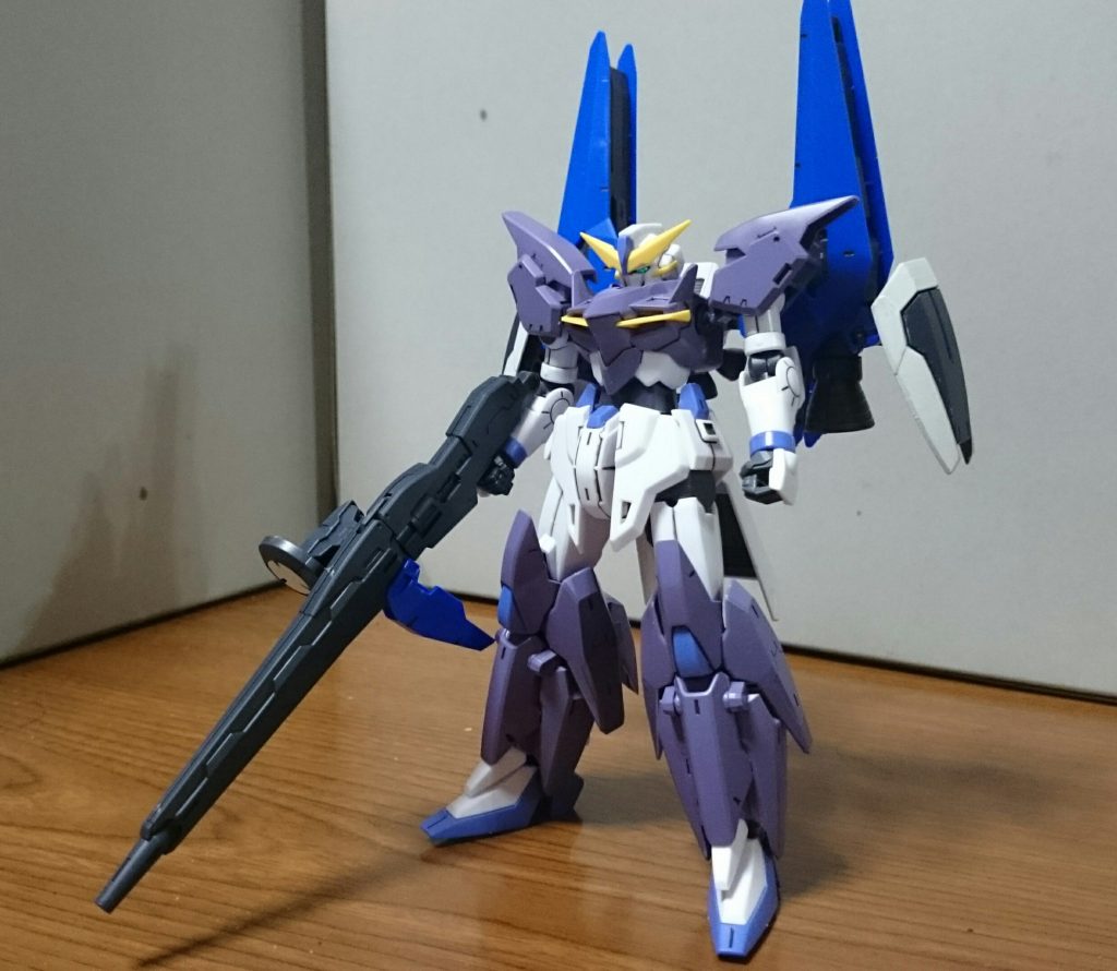 ・ガンダムアドバンスドテルティウムテルティウム本体の関節はゼルトザーム同様にすごくアレで、一応瞬接で補強はしてるんスけど、それでも若干ゆるく感じるっスね。名前に「アドバンスド」とつくくらいだから、ヘイズル系のイメージなんだろうけど、ブースターの色や形に配置、ライフルの青いパーツはどことなくスーパーガンダム味があるっスね。