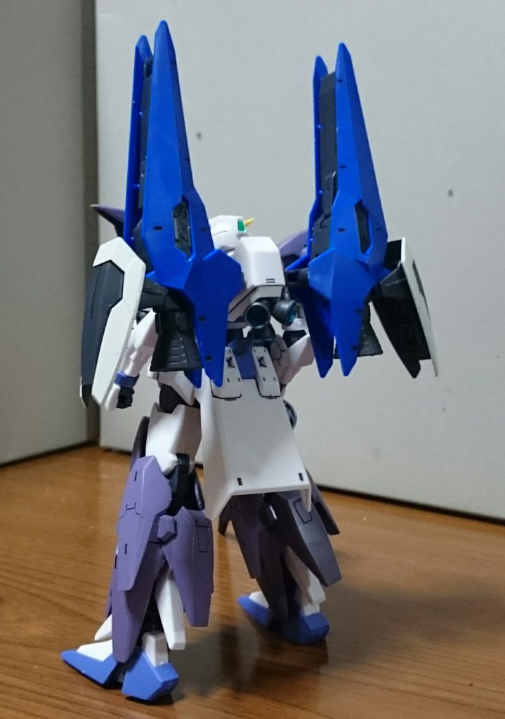 ・背面背中のヒュージブースターはテルティウムのバックパックに取り付けっス。ブースターの色分けはパーペキっスね。ブースター「だけ」は