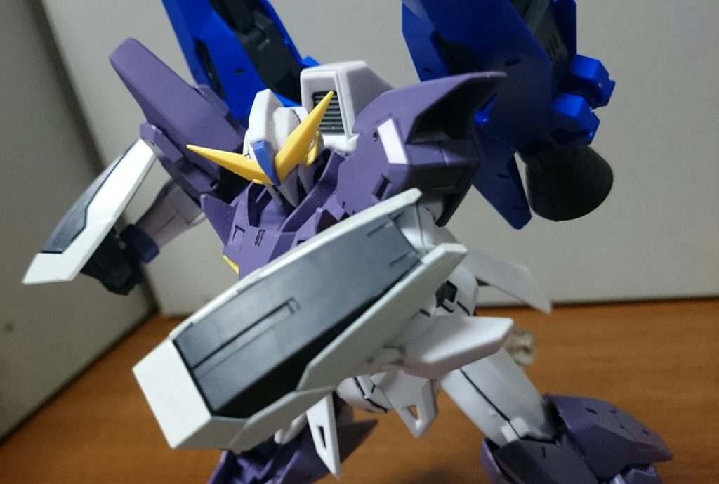 ・シールドシールドは基本ヒュージブースターに取り付けっスね。手に持たせられはするんスけど、腕ではなく、ハンドパーツで保持だから二つ持たせると武器が持たせられないという…こちらホワイトの部分はシールor塗装っス。マーカー派に白塗装は正直すごく面倒っス……