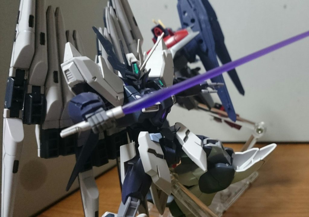紫のサーベルエフェクトってけっこう貴重っスよね。ゼルトザームとか、あと多分フェイクνもかな?おそらくヒトツメ機のサーベルはすべて紫と思われるので、ありがたいっス