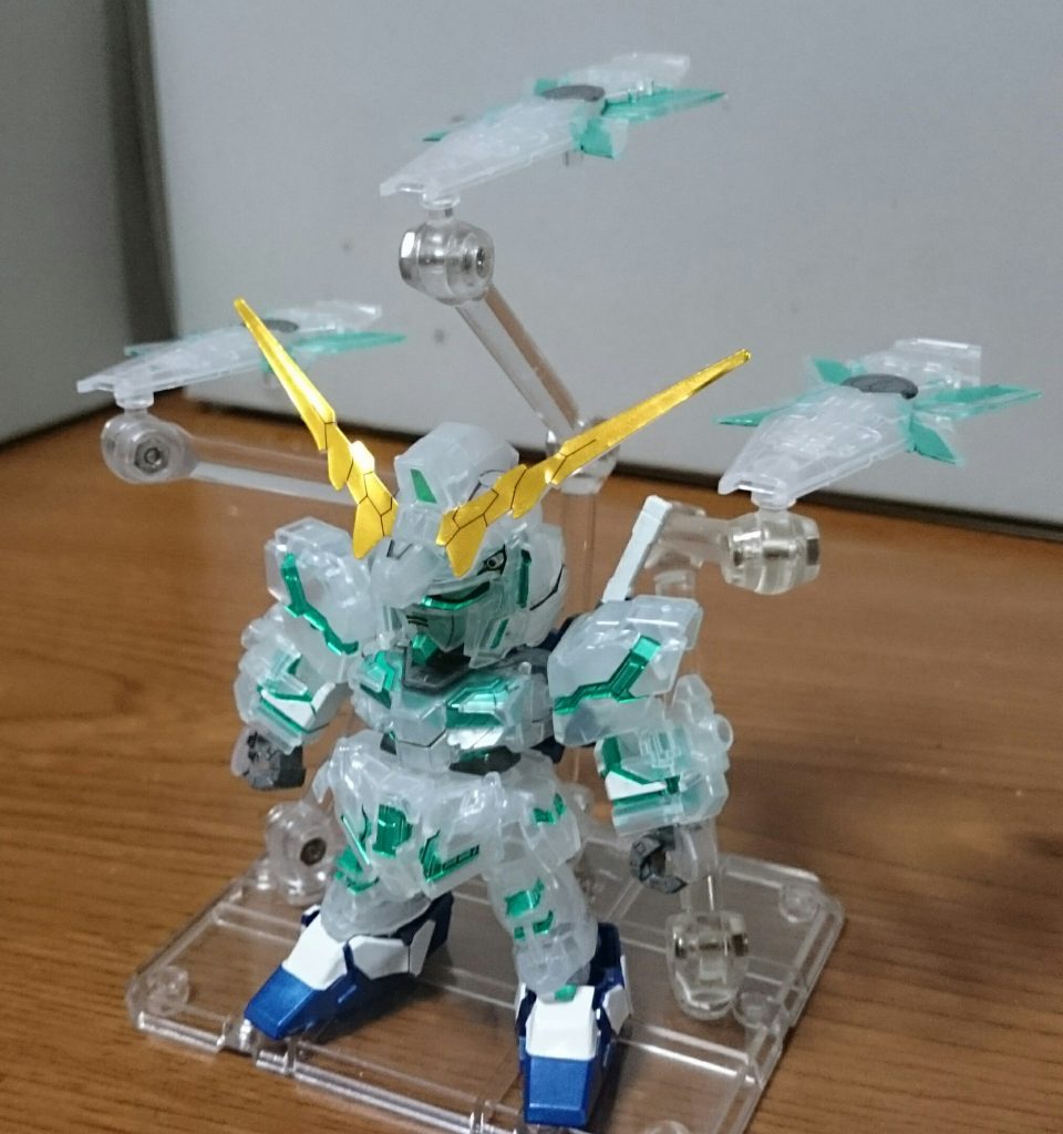 最初の画像を見てもらえば大体は察してもらえると思うんスけど、昨日はユニコーンがふたつダブって、合計3ユニコーン……なので、ひとつめとみっつめからシールドを拝借してシールドファンネルっス!シールドの羽部分のサイコフレームはクリアパーツということを活かして裏側のみをメタグリーンで塗装してるっス……これに合うガトリングあるかなぁ…