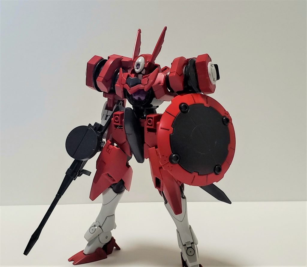 全身像。本機の基本的な兵装を装備した姿。メイン武装はGNビームカービンとGNラウンドシールドとGNブレイドの3種類。