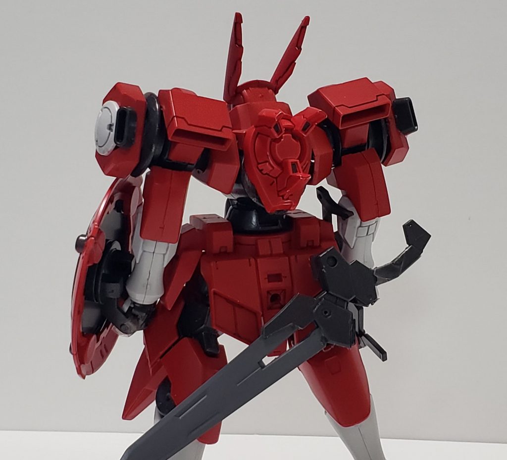 リアビュー。背中のバーニアはアストレア系のスリースラスター型を採用。コーン型スラスラーより不安定な挙動になるが、機動力の向上に貢献している。