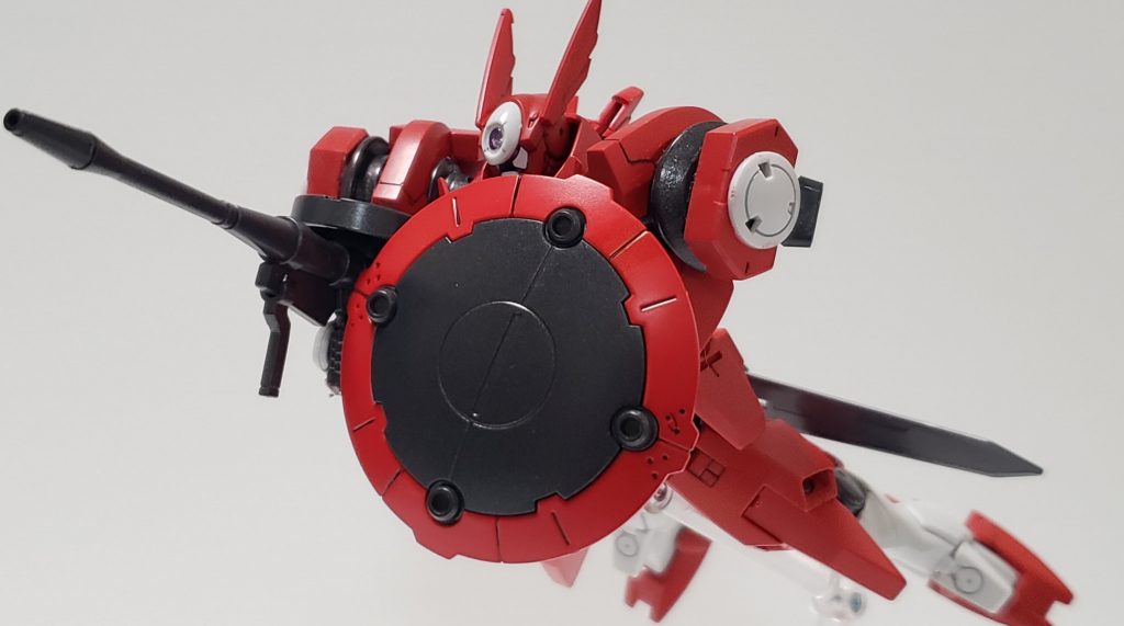 シールドを構えての突撃。強力なGNフィールドを展開可能。