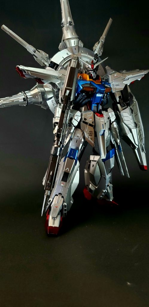 後付け故、本体とドラグーン・プラットフォームをつなぐ2対のエネルギーケーブル及び一対の量子通信ケーブルが機体腹部側面から露出しているが、そのケーブル部もPS装甲で覆い、弱点となることを防いだ[8]。本体とドラグーン・システムの同調を優先した改良が加えられた結果、運動性は以前よりも低下したとされ、バックパックのスラスター増設によって機動性の確保を図っている[4][注 3]。それゆえに完成度ではほかのZGMF-Xシリーズに劣るが[4]、強力な兵装を搭載した本機の戦闘能力は、CE71年においてすべてのMSの頂点に立つといえる[8]。開発された核機動ガンダムの中では、プラントの最終防衛線において運用されることを想定されている[9]。