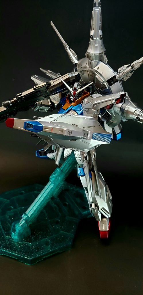 MA-V05A 複合兵装防盾システム対ビームコーティングシールドに大型ビームサーベルとその両脇に2門のビーム砲[注 6]を内蔵した複合兵装。左前腕にはめ込む形で装備する。連合から強奪したGAT-X207 ブリッツのトリケロスを参考に、先行して開発されたゲイツの装備を発展させたもの[8]。攻防の転換を素早く行える強みを持つ[4]。