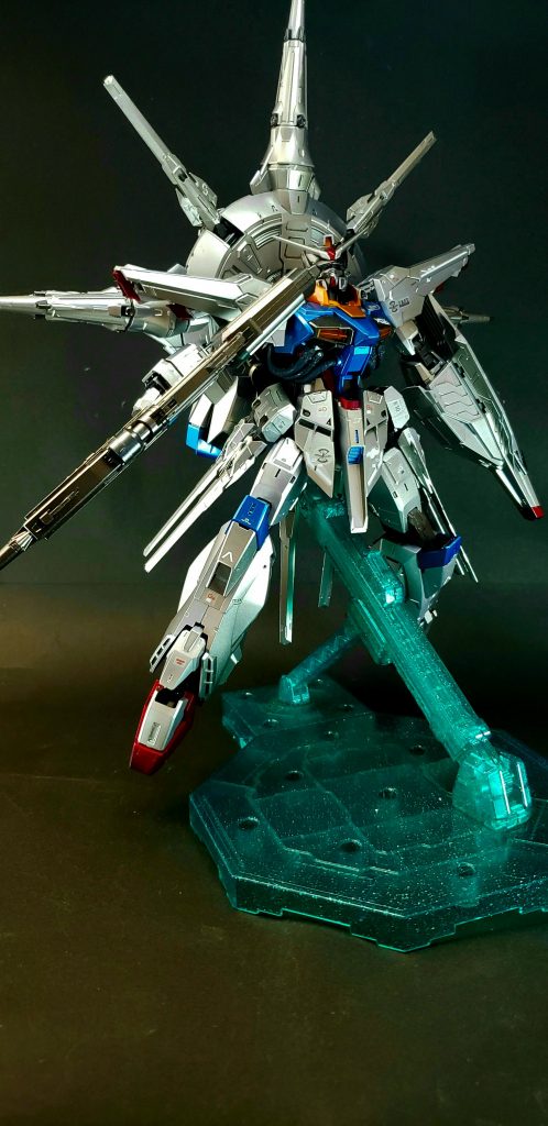 ドラグーン・システム本機の主力兵装。これはニュートロンジャマーに阻害されない量子通信と[7]マルチロックオンシステムの併用によってコントロールされる[4]。MS本体から分離した複数のビーム砲端末を同時に無線誘導し、複数の攻撃目標に対し全周囲からのオールレンジ攻撃を行い、戦闘区域を単機で完全制圧することを可能としている[3]。端末は9門のビーム砲を備えた円錐形大型タイプが3基、2門のビーム砲を装備したスクエア形小型タイプが8基搭載されており、プロヴィデンスはこれだけで計43門ものビーム砲を装備していることになる。なお、このシステムは使用者（パイロット）の超人的な空間認識能力を必要とする[8]。そのため、本機はその対応適性が確認されているラウの専用機となっている[10]。大型を3基、小型を8基、計11基、総砲門数43門のビームポッドを無線制御する。うちバックパックに装備される小型のドラグーン2基は後継機のレジェンド同様、前方に向け発砲する事が可能となっている[4]。