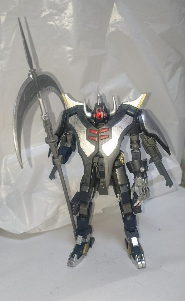 追加装甲として、ガンダムデスサイズヘルのアクティブクロークを追加しました。※これにより、肩のミサイルユニットは外しました。頭部にはグフの肩のスパイクを角代わりに付けました。脚はガンダムデスサイズヘルのを下駄がわりにして、元々の脚を加工しました。脚の接地面拡大が出来ましたのでバランス良く立たせられます。