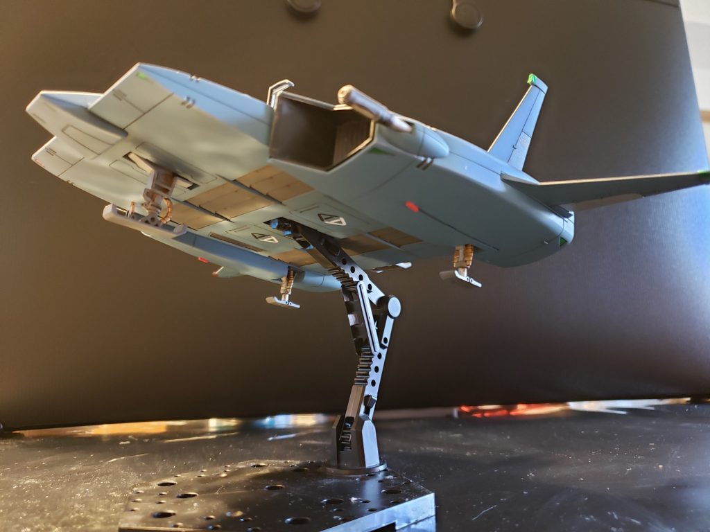 VTOLだと思うので背面排気口には汚しをいれてます。ハヤトが最後に乗った機体なので戦えるように機銃をボールから移植してます。
