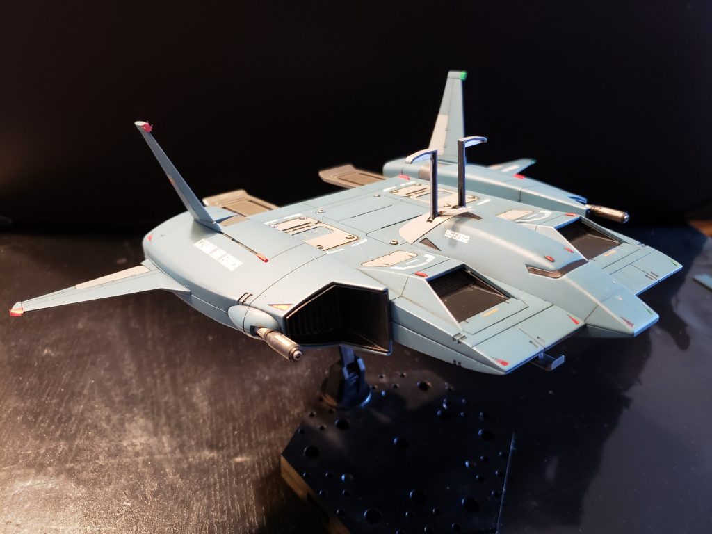 翼灯にラピーテープ、ネジ部にはメタルパーツを追加しています。