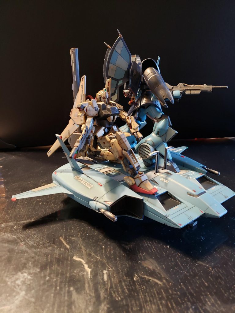 こいつらを載せたくて作りましたが、二機は狭いですね。