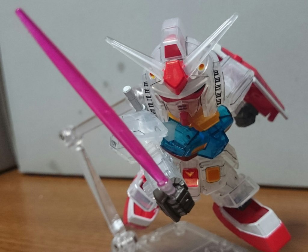 ・ビームサーベルこういう時クリアキットは嬉しいっスねぇ。これでサーベル柄をホワイトで塗装したら通常キットにもまわせるっス!SD故に背中のビームサーベルは固定。3本あることを気にしてはいけないでは以下アクションっス~