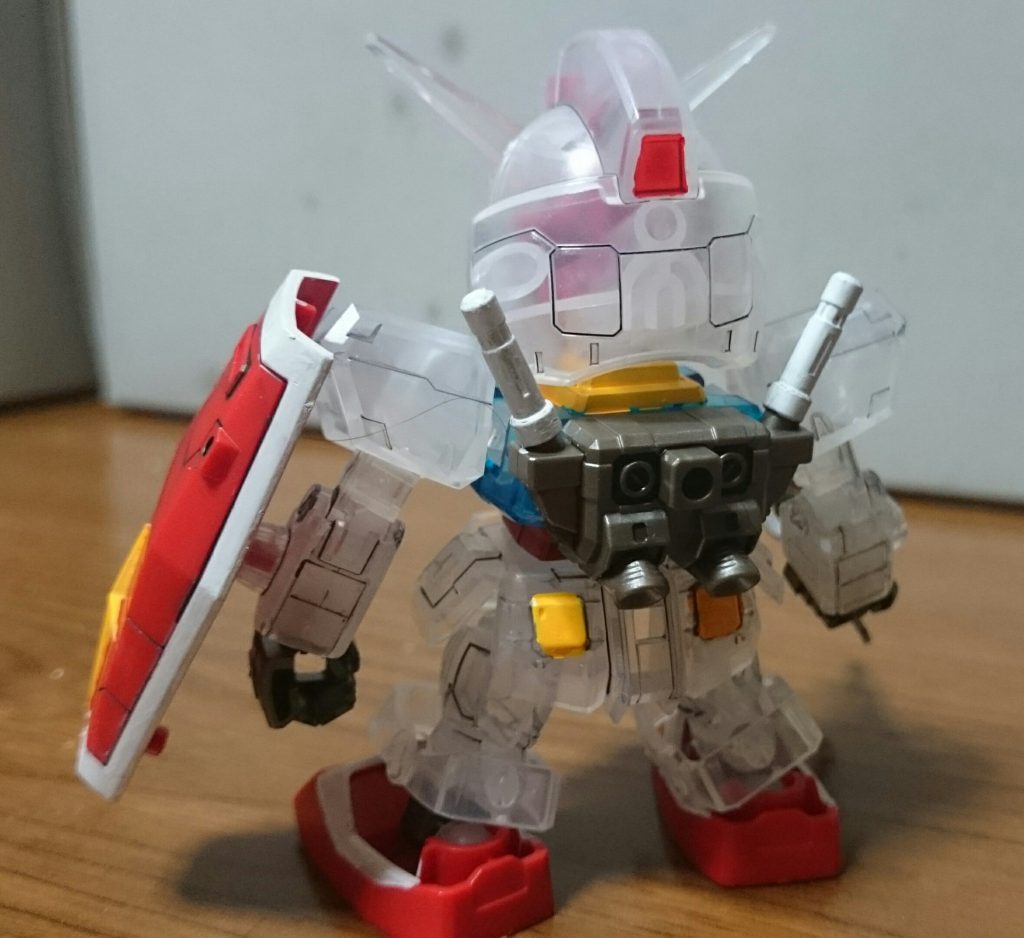 塗装した箇所は……ホワイト……足、シールド、ビームサーベル(背中)レッド……アンテナ中央、後頭部センサー、股間V字周辺、お腹イエロー……頭部バルカン内部、襟まわり、胸部ダクト、腰部の前後ブロック、股間V字、ライフルスコープ、シールド十字ピンク(これだけマッキー)……ビームサーベル(ビームエフェクト部分)くらいっス。イエローは全てシールor塗装箇所とか……正直ホワイトよりも面倒だったっス