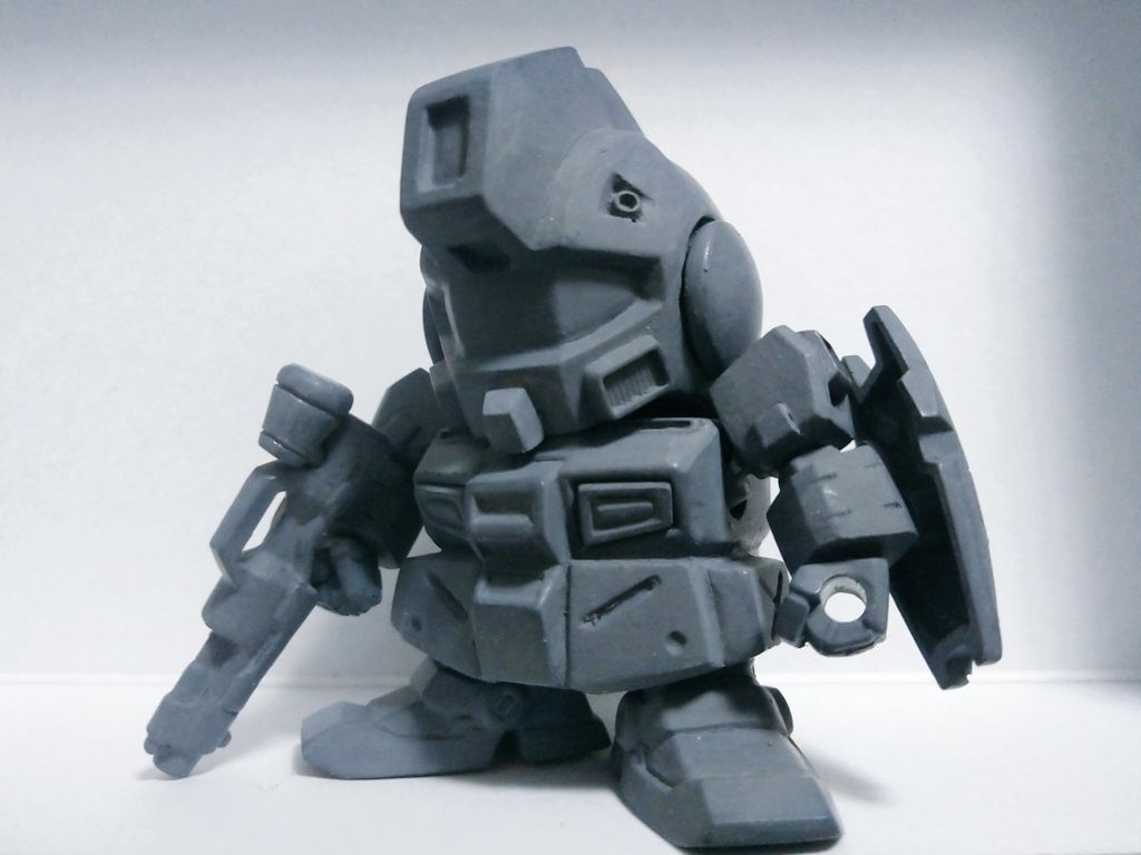 バルカンも着け、ほぼ形が出来てアクリジョンベースカラーを塗ったところ。肩にアンテナをつけようか迷いましたが断念しました。本塗装は水性塗料筆塗りです。