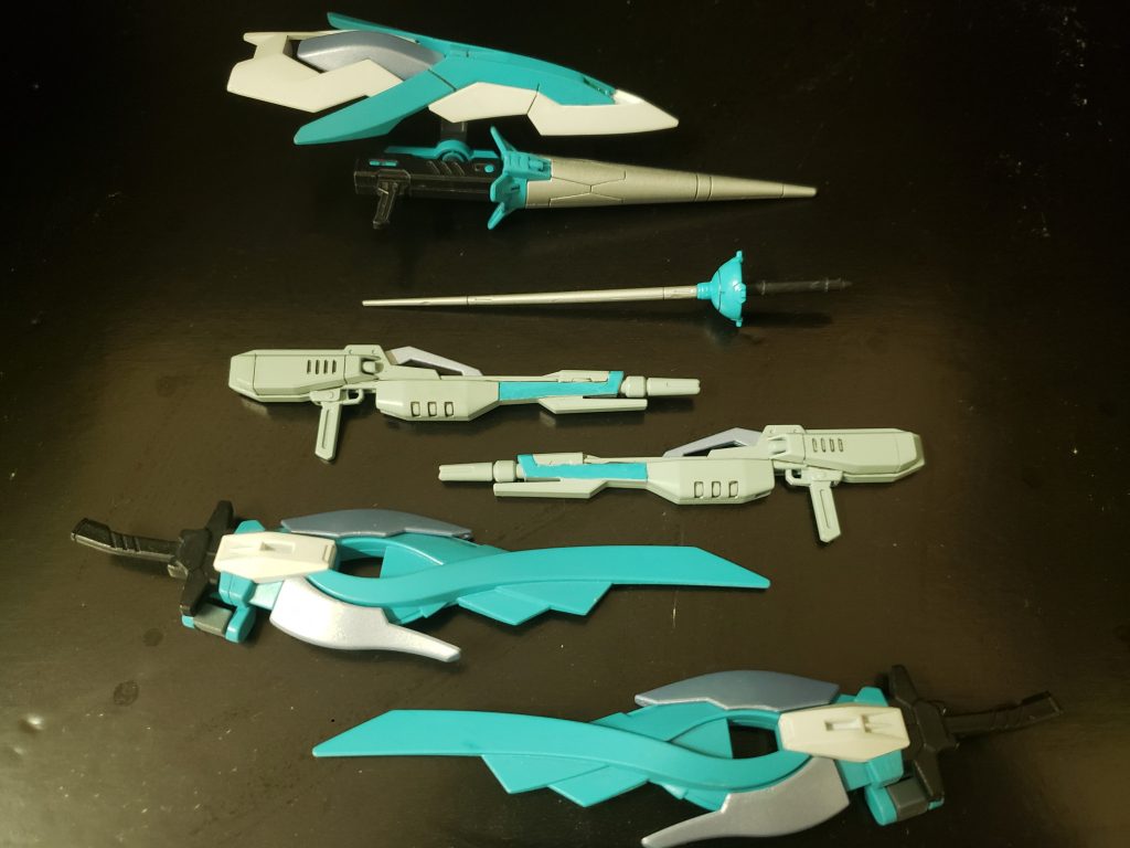 武器は持ち手をブラック、元々クリアパーツだった部分をパールライトブルー、先端部をシルバー、その他をターコイズブルー等、配色にこだわって塗装しました。