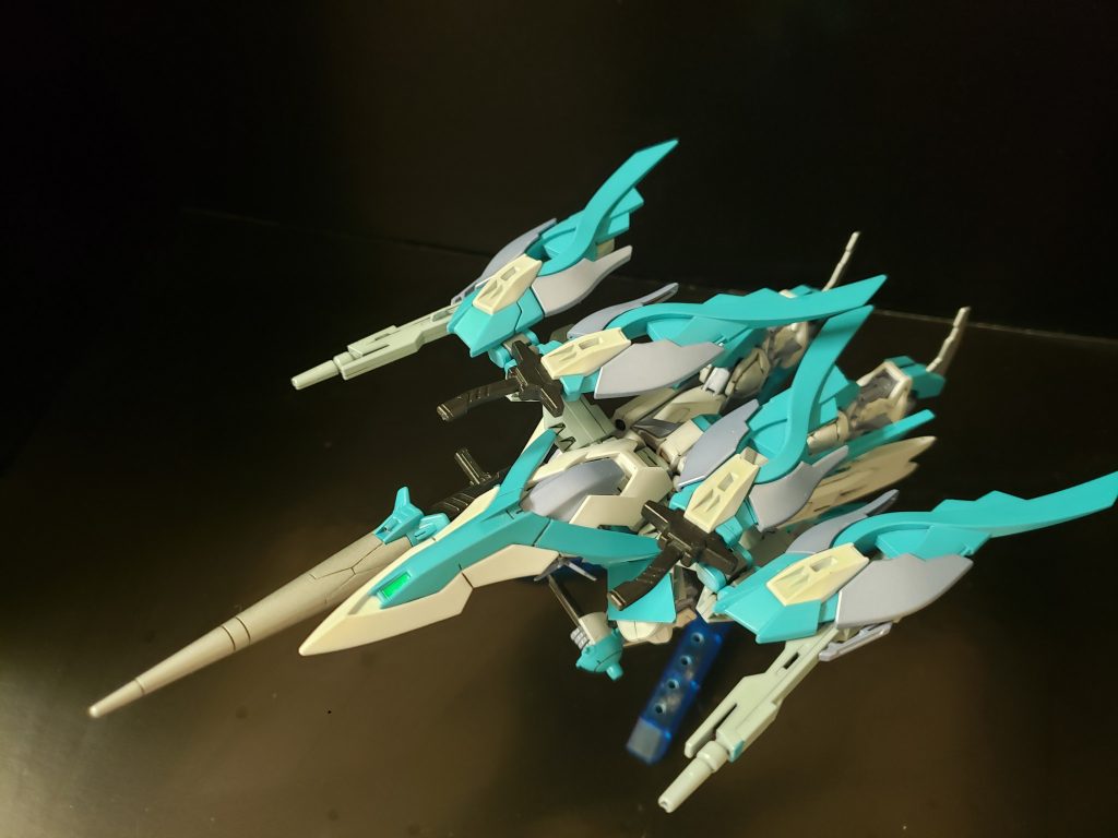 ネオバード形態です。ウイングガンダムゼロ炎をベースにしている為、差し替え無しでの変形ができます。また、左手に持っているバスターサーベルの持ち手につかまることで味方の機体を運搬することも可能です！