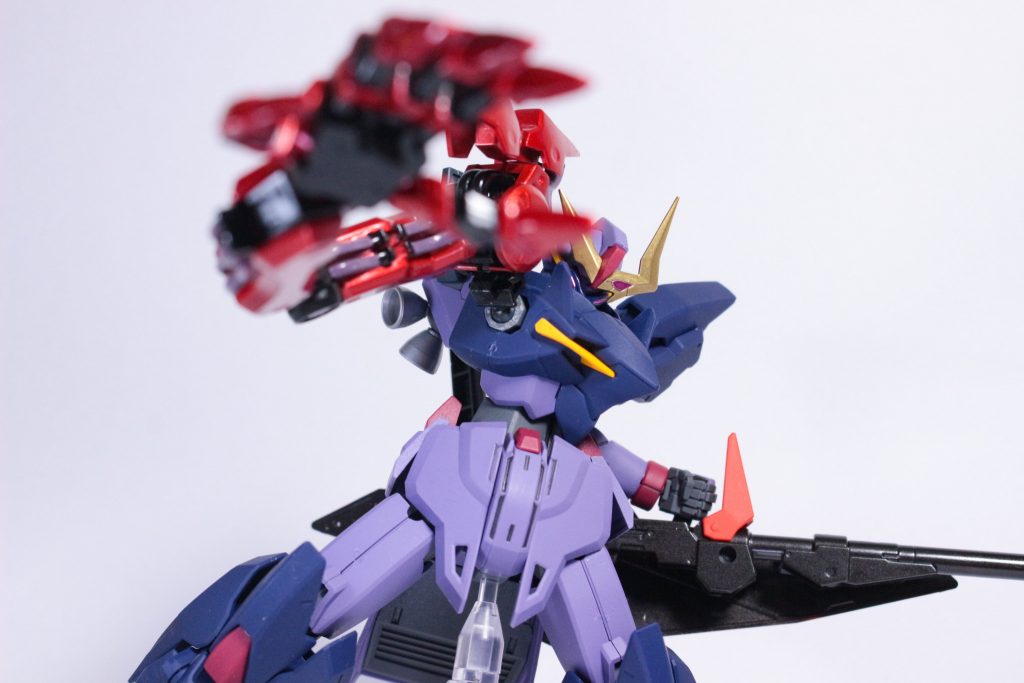 ちょこっと動かしただけで腕の塗装が剥げてきたのでポージングは控えめに…(汗フォールディングデストランチャーや各部のギミックも楽しいし、シールドバインダーを片翼っぽく見立てられたりして好きなキットです。