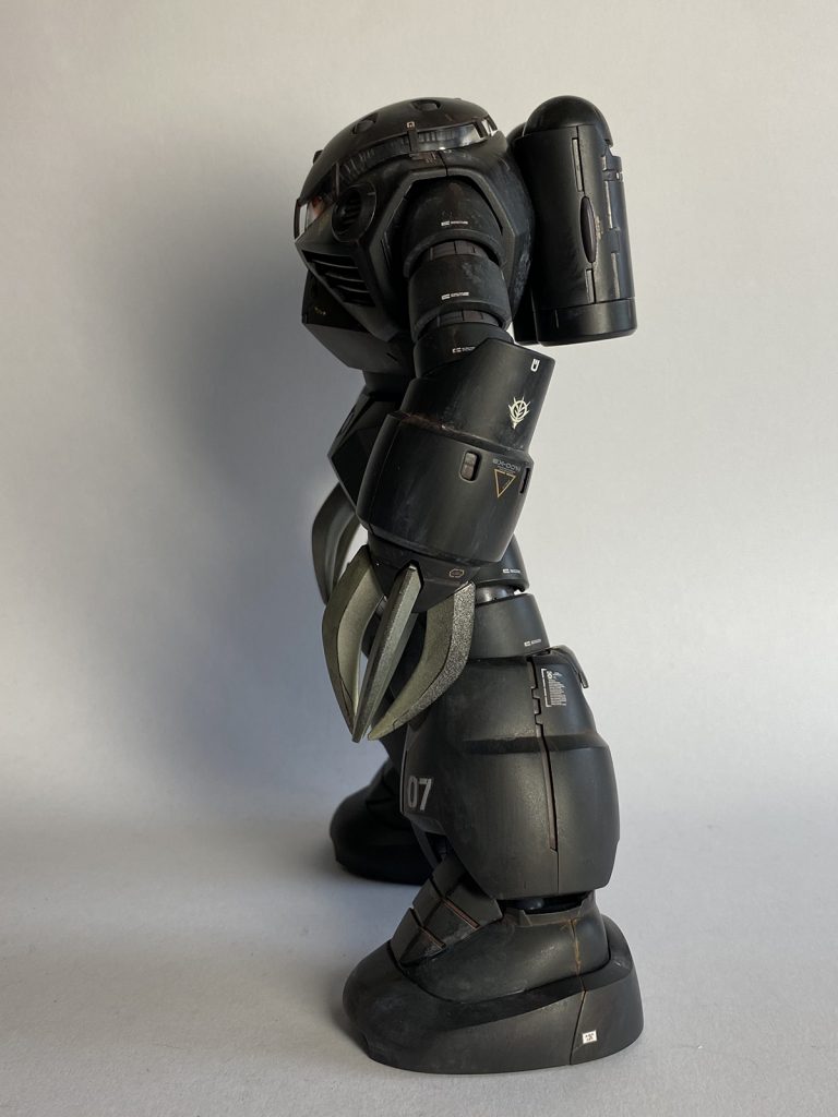 左横。手持ちの水転写デカールの他、機体ナンバーやジオンマークはマーキングシールを切り出して貼っています。久しぶりにガンダムデカール(ドライデカールのやつ)使いました。使いづらい。