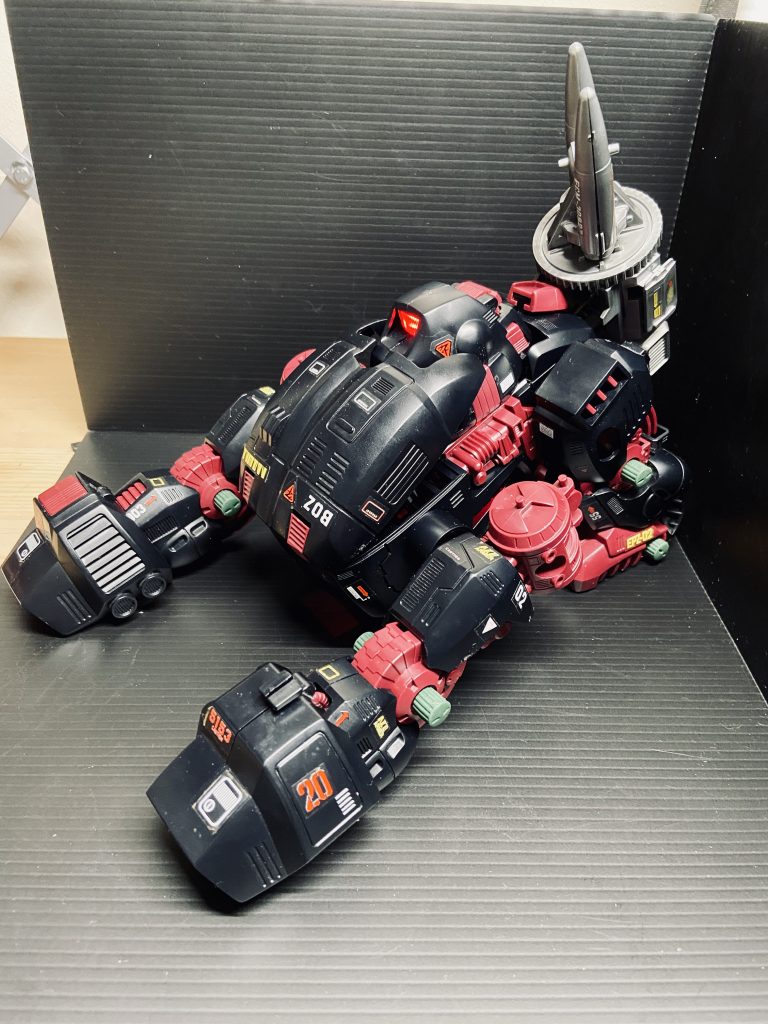 マークⅡ！‥いやノーマルか。しかしこの損壊、このまま搭乗は不可能か。。駆動系統は生きていそうだな。少し荒療治になるが、辛抱してくれよな。よし、動いた！元のゴリラ型ではないが、仕方あるまい。しかし俺の身体はどうなっている？違う惑星のメカのようだが、意思が機体に反映されているなんてもんじゃない。俺自身が機械として意思を持っている。。ゼネバスのマークはあるが、とても我が国の技術とは思えない。‥異世界への転生？ロマンチストになったものだな、俺も。しかし、こうしていても埒はあかんな。行くとするか、コング！！！・アイアンビークル。エコーと同じく異世界からきた。元の世界ではゾイド・アイアンコングと呼ばれていたゴリラ型のメカ生体。半壊状態であったため、ビークルとしてエコーが作り直したが、彼はコングと呼ぶ。