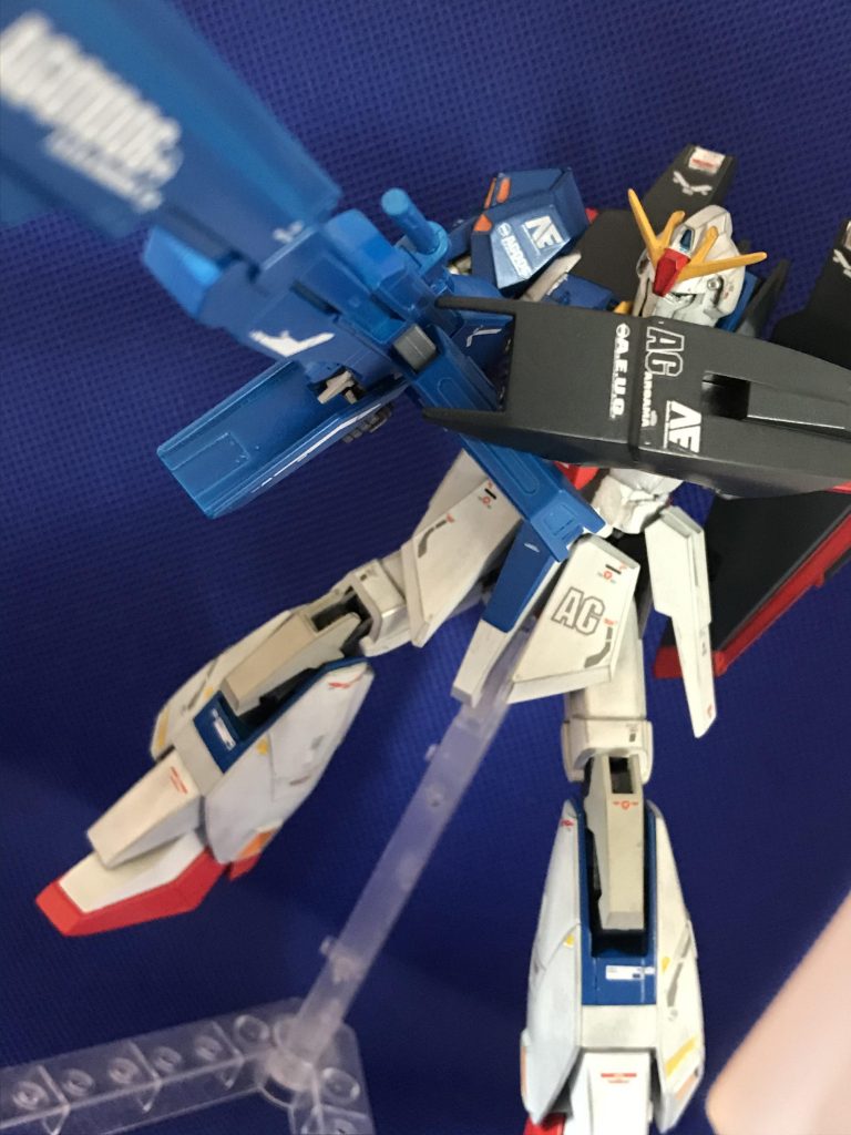 肩のボールジョイント受け部分を少し緩くして、胴体の内部フレームへの負担軽減を図ってます。また、今回はMS形態にのみ絞っています。