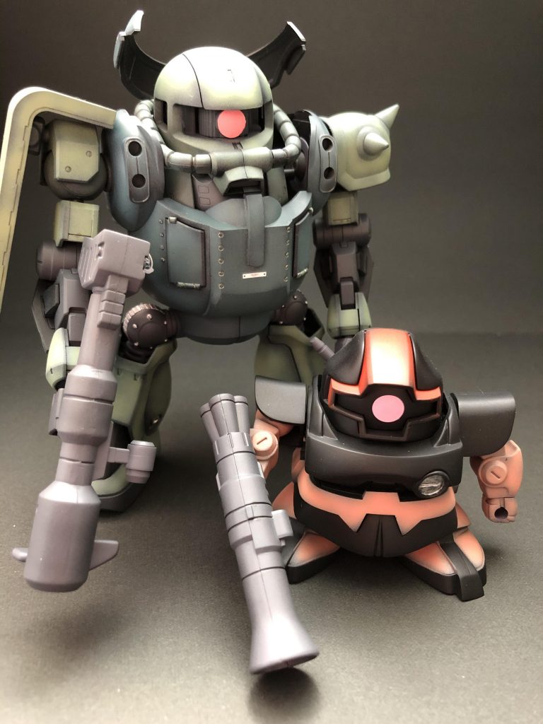 パーツ取りに使ったBB戦士ドムはシャア専用カラーで塗装しました。武器はザクバズーカ。