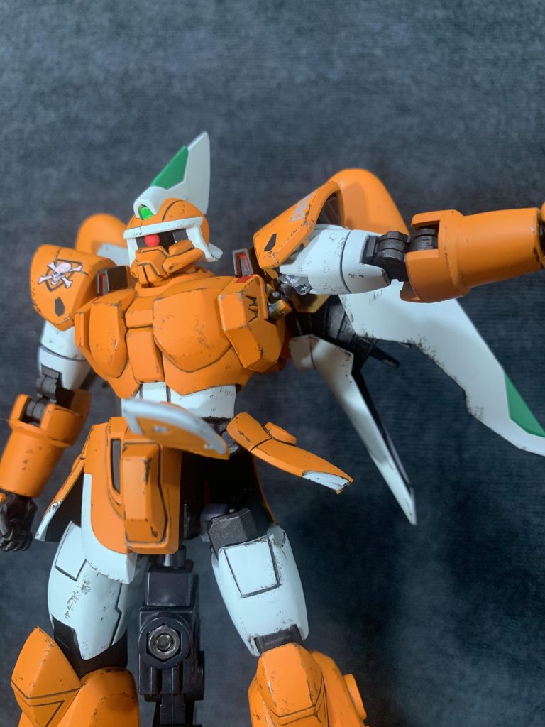 肩と胴にはコトブキヤのロールスイングジョイント、肘はオリジン版ザク、股関節はHGCE系の物を移植しています。              モノアイには同じくコトブキヤのボールジョイントを埋め込み、軸の先にHアイズを貼り付けて塗装しました。ちなみに、首の関節はジョイントを逆さにして、モノアイ用のスペースを確保しています