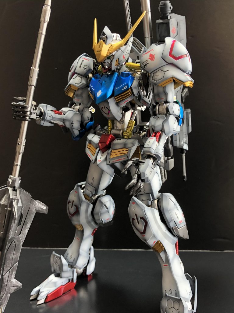 全武装を搭載しました。スケール感がたまらなく好きで、迫力を感じます。やはりMGはディテールも素晴らしいですし、バルバトスに関してはギミックも素晴らしいです🤗全体的に細身ですが、それを補うグラデーションの立体感が伝われば嬉しい限りです😆