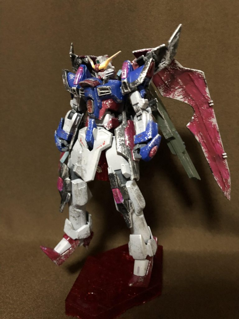 機体名:デスティニーアパス型式番号:ZGMF-X424Tメサイア攻防戦に勝利したザフト軍が、プラント最高評議会議長ギルバート・デュランダルの指令を受けて開発したシン・アスカの新たなる専用機。デスティニープラン施行後のC.E.77年においてラクス・クライン率いる反デスティニープラン派の武力蜂起を鎮圧するべく実戦投入された本機は、『運命の番人』と呼ばれ敵味方双方から恐れられたとされている。…………はい、この時点で色々おかしいですね。勘のいい方は既にお気付きかもしれませんが、このデスティニーアパスは本編とは違う結末を辿った『もしも』の時空におけるシンの乗機となります。なぜこのような周りくどい設定にしたのか──勿論それにはちゃんと理由があります【↓に続く】