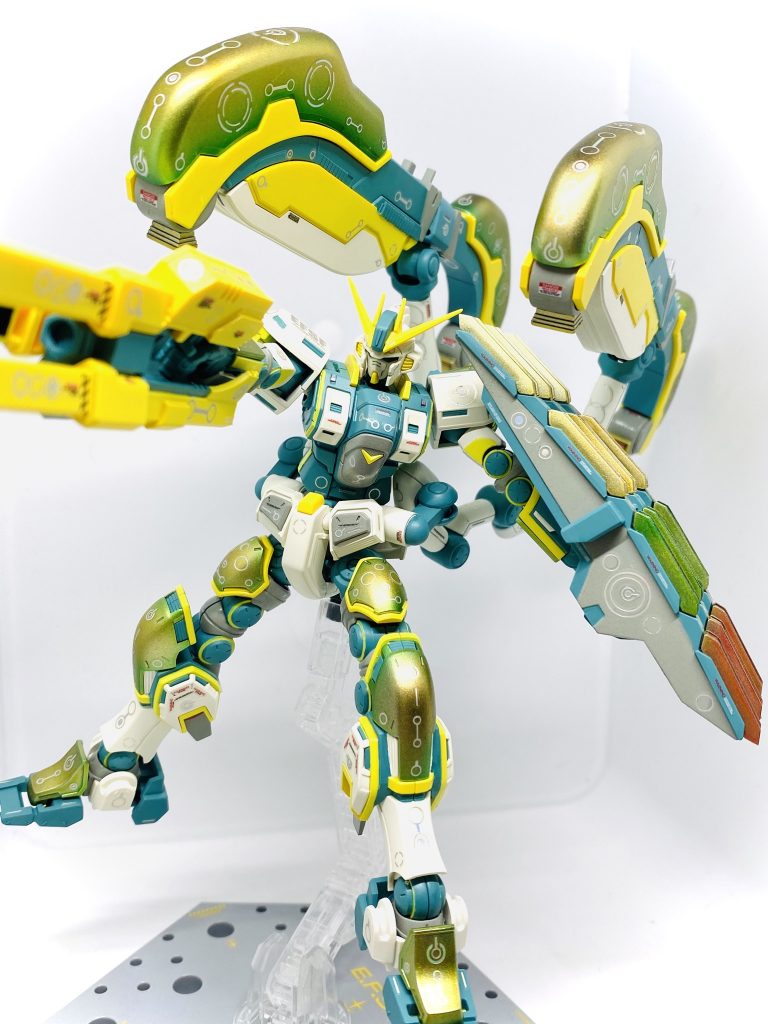 ベースカラーをパステルカラーを意識しつつも、謎の発光現象をほどこすために一部パーツを黒⇒シルバー⇒各クリアカラーでグラデーション等をして不思議な感じに仕上げました。墨入れは顔部分のみです。