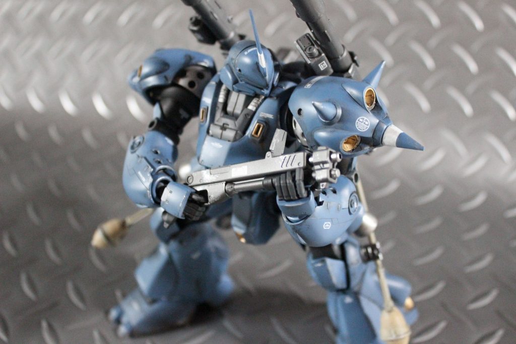 地味ですが、ショットガンのイジェクトポート脇は多めにハゲ表現してます。