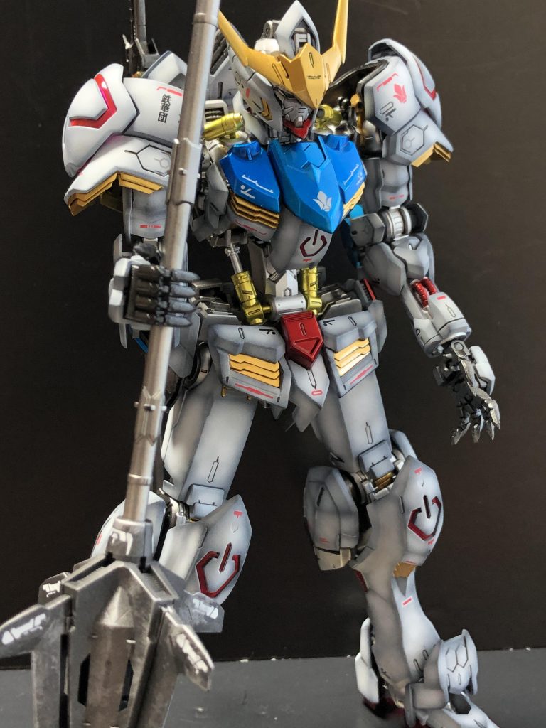 正面左から。外装は黒立ち上げにして、1度ニュートラルグレーでグラデーションをかけて、ホワイトでハイライトを乗せています😊ブルーとレッドはキャンディー塗装、ゴールドはスターブライトゴールド、鉄色はスターブライトアイアンを使用しました😁メイスもスターブライトアイアンで塗装してクロームシルバーでドライブラシを入れました。