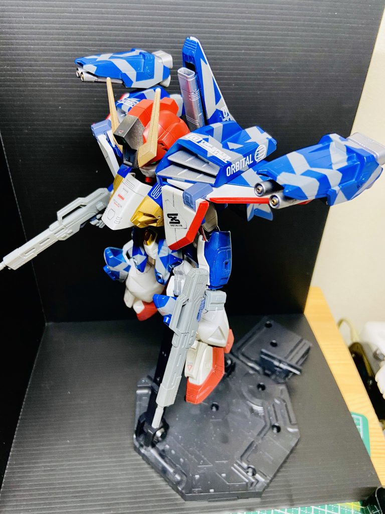 今回のベストショット!オリジナル要素は、全体のバランス以外ではカラーリング。エアマスターはキワモノデザインかと思いきや、トリコロールにしたら、めちゃくちゃヒロイックになりました。しかも飛行機にもなる、勇者ロボですな。笑しかし、青やら白やらほんまに塗装が難しい!何気に赤いのか緑のばっかり作ってたことに初めて気づきました。基本はSガンダムを参考にカラーリングしました。