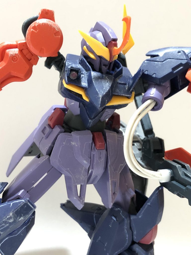 センサーが異常を感知。重力場の歪みにより、どこかの空間とエルドラが繋がったことが画面に表示される。マサキは異常があった地点をコックピットのモニターに映す。東大陸の外れ、まだ小さな農村が点在する地域だった。「マサキ……マサキ」マスクを通して骨伝導で通信が聴こえてくる。通信相手はエルドラの守護者、アルス。「こちらマサキ」「先程の重力場の異常を調査してください」「あなたがまた呼び寄せたのか？」「違います」マサキはアゴに手を当ててしばし考える。「マサキ、エルドラを守るのです」「承知した」