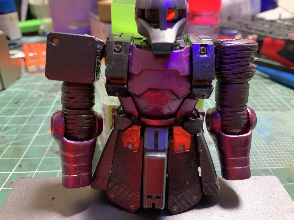 モノアイは蛍光ピンクでブラックライトで光らせてます