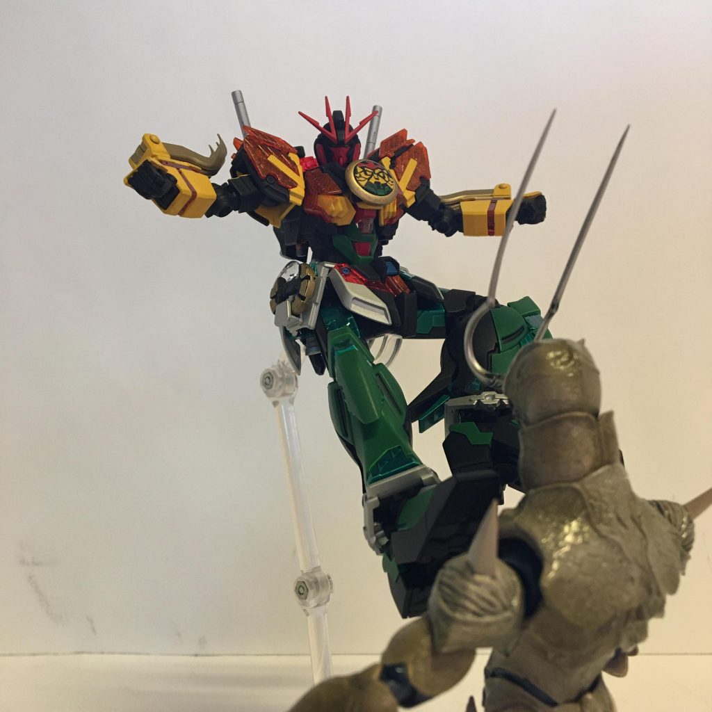 ナラティブガンダムもかなり動かしやすいのでタトバキックもそれっぽく出来てると思います。