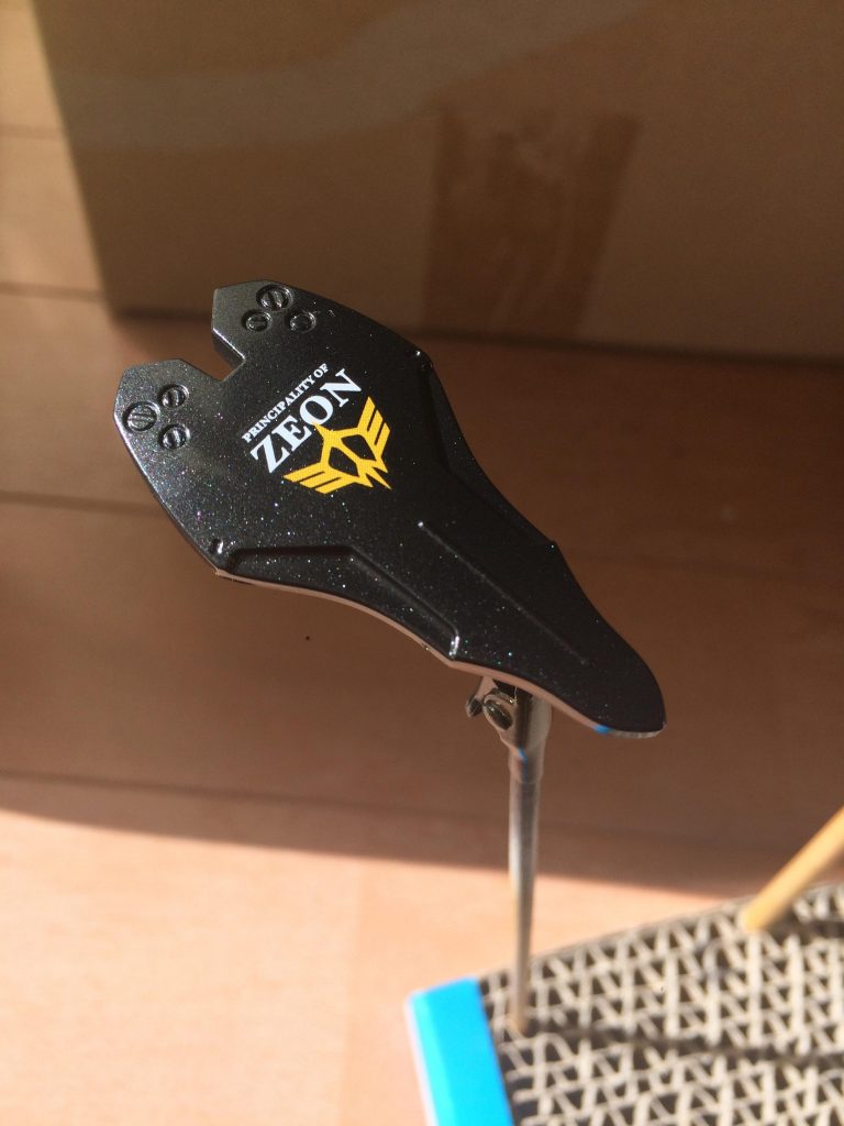 デカール貼ってクリアー吹いてコンパウンドで磨いてます。