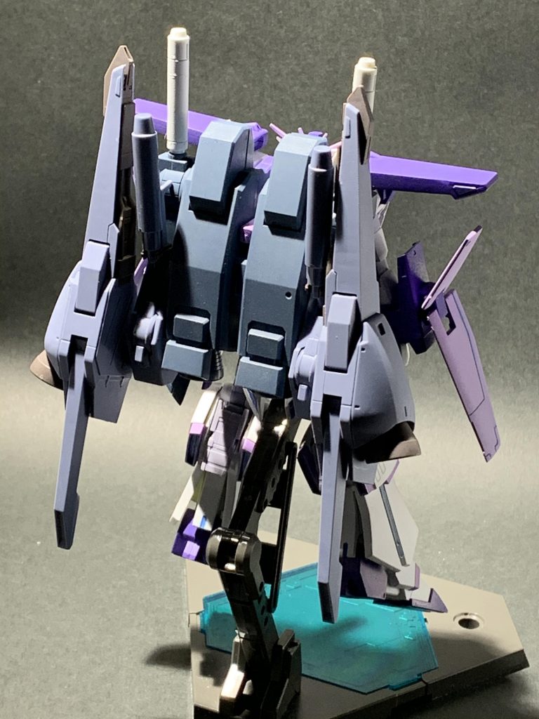 バックパックは大型なので自立は困難。